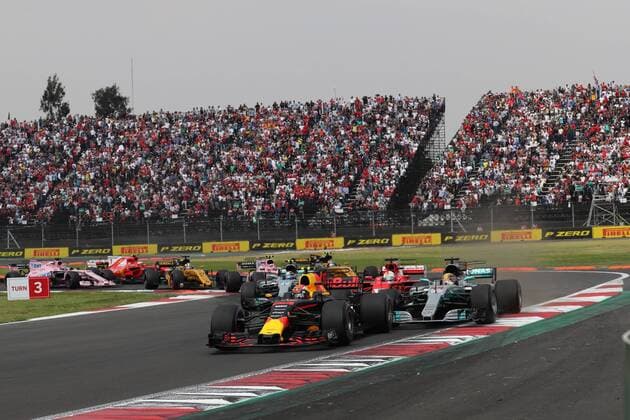 Formel 1, GP Mexiko 29.10.2017 - Race, Start of the race, Max Verstappen (NED) Red Bull Racing RB13, Lewis Hamilton (GBR) Mercedes AMG F1 W08 and Sebastian Vettel (GER) Scuderia Ferrari SF70H Mexican Grand Prix, Mexico City 26 - 29 October 2017 29.10.2017 - Race, Start of the race, Max Verstappen (NED) Red Bull Racing RB13, Lewis Hamilton (GBR) Mercedes AMG F1 W08 and Sebastian Vettel (GER) Scuderia Ferrari SF70H 