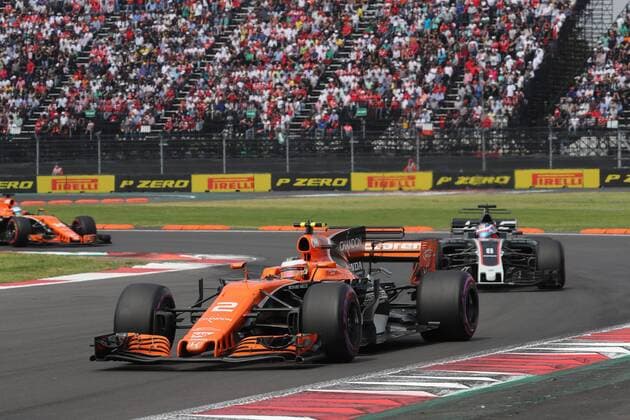 Formel 1, GP Mexiko 29.10.2017 - Race, Stoffel Vandoorne (BEL) McLaren MCL32 leads Romain Grosjean (FRA) Haas F1 Team VF-17 Mexican Grand Prix, Mexico City 26 - 29 October 2017 29.10.2017 - Race, Stoffel Vandoorne (BEL) McLaren MCL32 leads Romain Grosjean (FRA) Haas F1 Team VF-17 