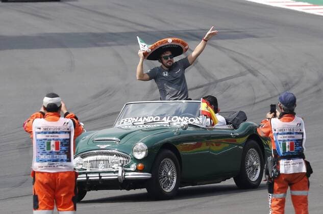 Spanish Formula One driver Fernando Alonso greets during the previous parade of Formula One Mexico s Grand Prix at the Hermanos Rodriguez racetrack in Mexico City, Mexico, 29 October 2017. Mexico Formula One Grand Prix !ACHTUNG: NUR REDAKTIONELLE NUTZUNG!  Copyright: xJorgexNúnezx MEX201 20171029-636449112835135247