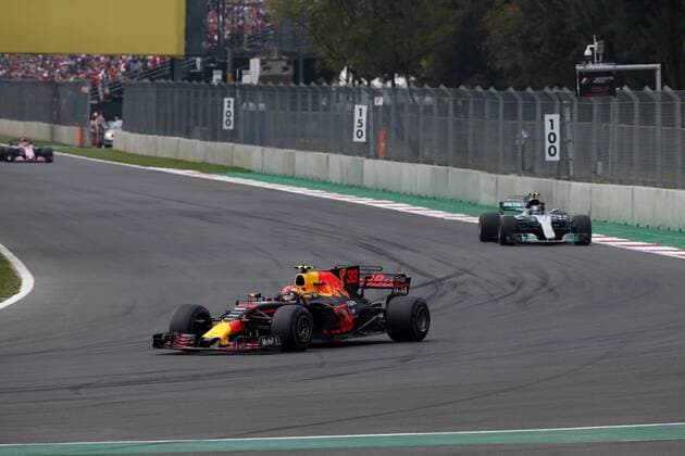 Formel 1, GP Mexiko, Max Verstappen gewinnt 29.10.2017 - Race, Max Verstappen (NED) Red Bull Racing RB13 leads Valtteri Bottas (FIN) Mercedes AMG F1 W08 Mexican Grand Prix, Mexico City 26 - 29 October 2017 29.10.2017 - Race, Max Verstappen (NED) Red Bull Racing RB13 leads Valtteri Bottas (FIN) Mercedes AMG F1 W08 
