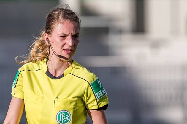 Schiedsrichterin Miriam Schweinefuß (Schweinefuss) in Nahaufnahme, Großaufnahme, Portrait, Porträt, Fussball, Allianz Frauen-Bundesliga, VfL Wolfsburg - SV Werder Bremen,
