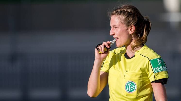Bilder des Tages - SPORT Schiedsrichterin Miriam Schweinefuß (Schweinefuss) in Nahaufnahme, Großaufnahme, Portrait, Porträt, mit Pfeife, Fussball, Allianz Frauen-Bundesliga, VfL Wolfsburg - SV Werder Bremen,
