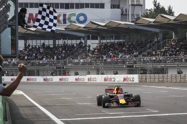 Themen der Woche - SPORT Bilder des Tages - SPORT El vencedor, Max Verstappen (HOL) Red Bull Racing RB13, cruzando la meta. GP de México. 18ª prueba del mundial. Autódromo Hermanos Rodríguez, Ciudad de México, México. Domingo 29 de Octubre de 2017