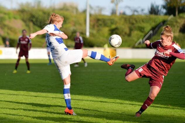 Vanessa Martini (MSV, 22) klärt den Ball vor Linda Dallmann (SGS, 10), Fussball, Allianz Frauen-Bundesliga,MSV Duisburg - SGS Essen,