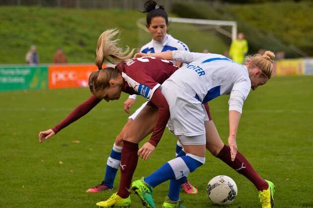 Verbissener Zweikampf Turid Knaak (SGS, 33) Magdalena Richter (MSV, 7), Fussball, Allianz Frauen-Bundesliga,MSV Duisburg - SGS Essen,