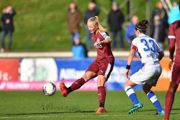 Lea Schüller (Lea Schueller, SGS, 24) flankt den Ball vor Kathleen Radtke (MSV, 33), Fussball, Allianz Frauen-Bundesliga,MSV Duisburg - SGS Essen,