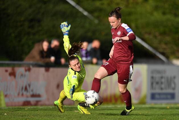 Marina Hegering (SGS, 27) legt den Ball an Lena Nuding (Torwart, MSV, 23) vorbei, Fussball, Allianz Frauen-Bundesliga,MSV Duisburg - SGS Essen,