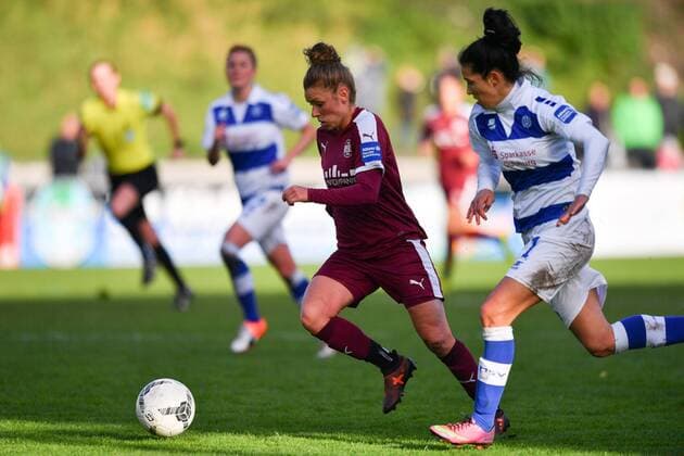 Linda Dallmann (SGS, 10) läuft Marina Himmighofen (MSV, 21) davon, Fussball, Allianz Frauen-Bundesliga,MSV Duisburg - SGS Essen,