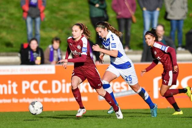 Jacqueline Klasen (SGS, 16) im Vorwärtslauf, Fussball, Allianz Frauen-Bundesliga,MSV Duisburg - SGS Essen,