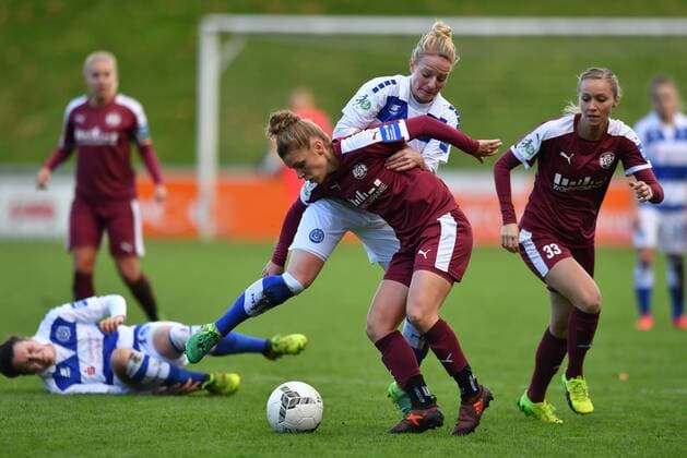 Zweikampf Magdalena Richter (MSV, 7) Linda Dallmann (SGS, 10), Fussball, Allianz Frauen-Bundesliga,MSV Duisburg - SGS Essen,