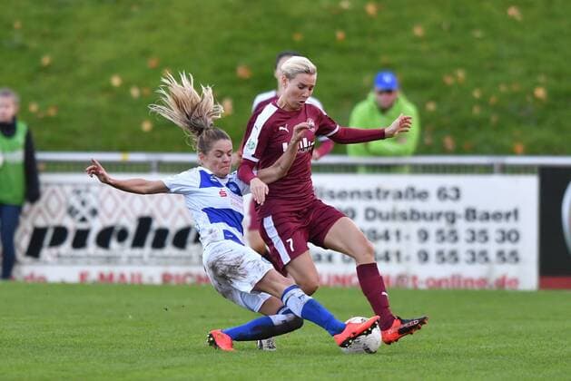 Stefanie Weichelt (MSV, 19) grätscht Sarah Freutel (SGS, 7) den Ball weg, Fussball, Allianz Frauen-Bundesliga,MSV Duisburg - SGS Essen,