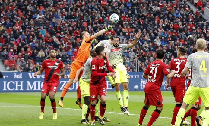 Leverkusen, Bayarena, 28.10.16: Torwart Bernd Leno (Bayer 04 Leverkusen) (L) gegen Dominic Maroh (1.FC Köln) (M) im Spiel der 1. Bundesliga zwischen Bayer 04 Leverkusen vs. 1.FC Köln in der Saison 2017 2018.