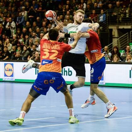 Handball, Herren, Länderspiel in Berlin, Saison 2017 18, Deutschland - Spanien, Arnau Garcia Barcelo (Nr. 32, Spanien), Philipp Weber (Nr. 20, Deutschland), Eduardo Gurbindo (Nr. 3, Spanien), 29.10.17, Copyright: xMichaelxHundtx xMatthiasxKochx