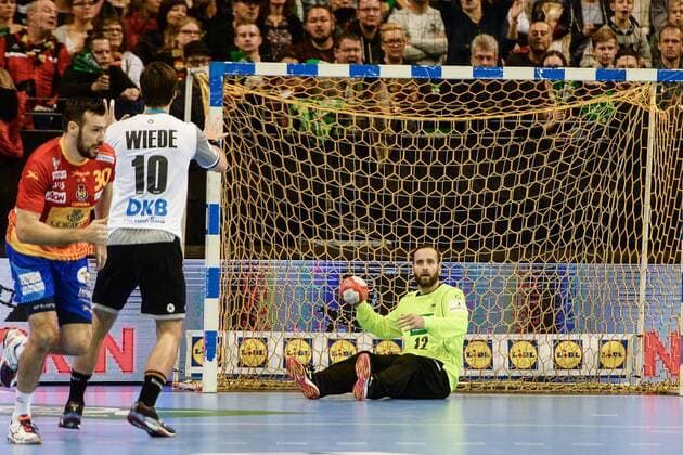Handball, Herren, Länderspiel in Berlin, Saison 2017 18, Deutschland - Spanien, Gedeon Guardiola Vilaplana (Nr. 30, Spanien), Fabian Wiede (Nr. 10, Deutschland), TW Silvio Heinevetter (Nr. 12, Deutschland), 29.10.17, Copyright: xMichaelxHundtx xMatthiasxKochx