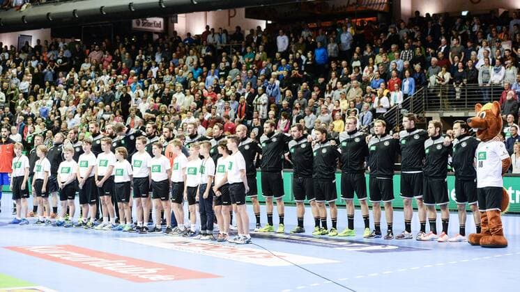 Handball, Herren, Länderspiel in Berlin, Saison 2017 18, Deutschland - Spanien, die deutsche Nationalmannschaft beim Abspielen der deutschen Nationalhymne, 29.10.17, Copyright: xMichaelxHundtx xMatthiasxKochx