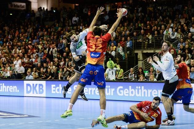 Handball, Herren, Länderspiel in Berlin, Saison 2017 18, Deutschland - Spanien, Fabian Wiede (Nr. 10, Deutschland), Arnau Garcia Barcelo (Nr. 32, Spanien), 29.10.17, Copyright: xMichaelxHundtx xMatthiasxKochx