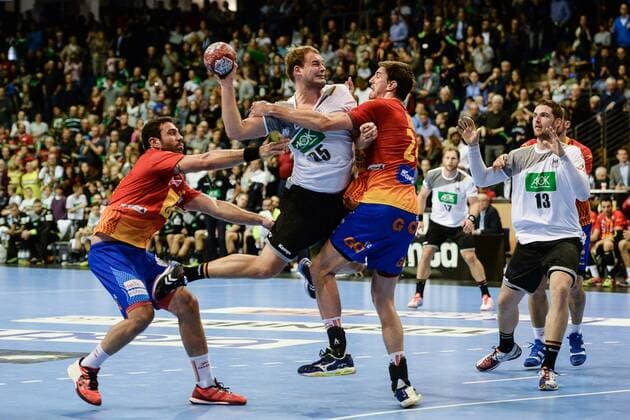 Handball, Herren, Länderspiel in Berlin, Saison 2017 18, Deutschland - Spanien, Iesu Goni Leoz (Nr. 31, Spanien), Paul Drux (Nr. 95, Deutschland), Viran Morros de Argila (Nr. 24, Spanien), 29.10.17, Copyright: xMichaelxHundtx xMatthiasxKochx