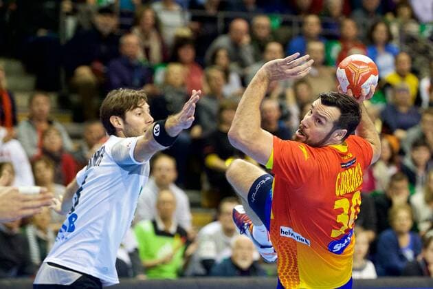 Handball Berlin 29.10.2017 Länderspiel Nationalmannschaft DHB Deutschland (GER) - Spanien (ESP) GUARDIOLA Gedeon (Spanien, No.30) Uwe Gensheimer (Deutschland, No.03) li.