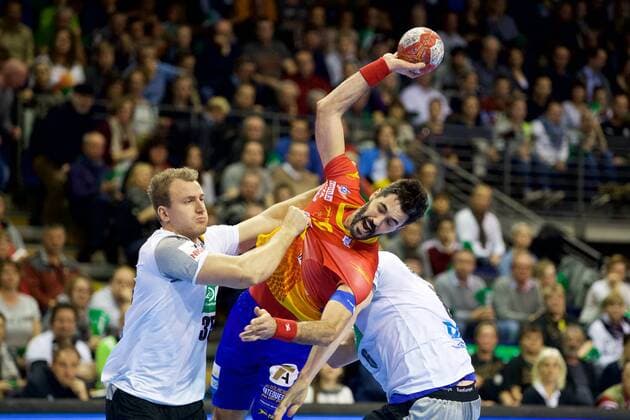 Handball Berlin 29.10.2017 Länderspiel Nationalmannschaft DHB Deutschland (GER) - Spanien (ESP) ENTRERRIOS Raul (Spanien, No.09) Julius Kühn (Deutschland, No.35) Kühn Kuhn li. Finn Lemke (Deutschland, No.06) re.