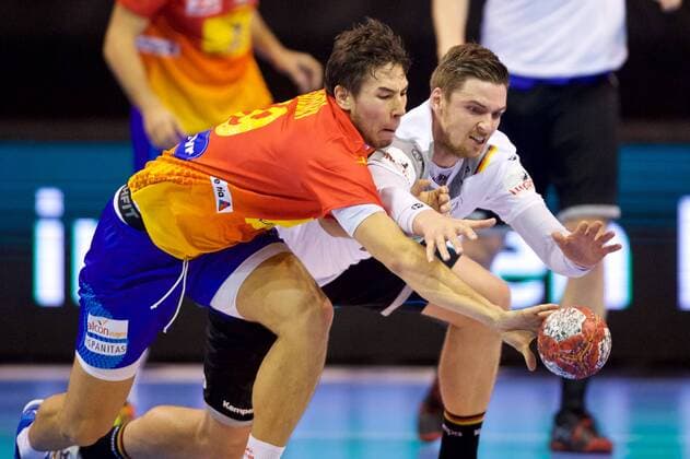 Handball Berlin 29.10.2017 Länderspiel Nationalmannschaft DHB Deutschland (GER) - Spanien (ESP) Hendrik Pekeler (Deutschland, No.13) Daniel Dujshebaev (Spanien, No.59)