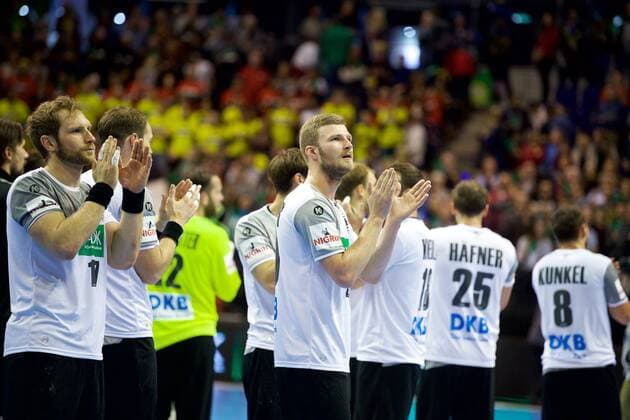 Handball Berlin 29.10.2017 Länderspiel Nationalmannschaft DHB Deutschland (GER) - Spanien (ESP) Jubel Deutschland Steffen Weinhold (Deutschland, No.17) Philipp Weber (Deutschland, No.20) mi.