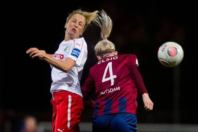30.10.2017, xfrx, Fussball 1.Bundesliga Damen, Turbine Potsdam - 1.FFC Frankfurt v.l. Kathrin Julia Hendrich (1.FFC Frankfurt),Johanna Elsig (1.FFC Turbine Potsdam) Potsdam