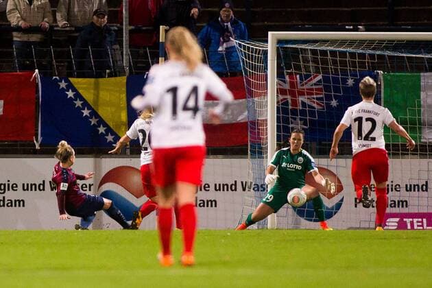30.10.2017, xfrx, Fussball 1.Bundesliga Damen, Turbine Potsdam - 1.FFC Frankfurt v.l. Svenja Huth (1.FFC Turbine Potsdam),Bryane Heaberlin (1.FFC Frankfurt) Tor zum 1:0 Potsdam