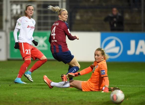 Bilder des Tages - SPORT Fussball, Frauen, 1. Bundesliga, Saison 2017 18, 6. Spieltag, 1. FFC Turbine Potsdam - 1. FFC Frankfurt, Ana-Maria Crnogorcevic (Nr. 21, 1. FFC Frankfurt) erzielt gegen TW Lisa Schmitz (Nr. 1, 1. FFC Turbine Potsdam) das Tor zum 1:1, 30.10.17, Copyright: xMichaelxHundtx xMatthiasxKochx