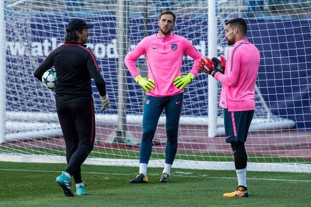 Atletico de Madrid s goalkeepers Jan Oblak (C) and Miguel Angel Moya during an official training session of the team at the Vicente Calderon stadium in Madrid, Spain, 30 October 1993. Atletico de Madrid will face Qarabag for a UEFA Champions League match tomorrow. Atletico de Madrid s training session !ACHTUNG: NUR REDAKTIONELLE NUTZUNG!  Copyright: xRodrigoxJimenezx MAD003 20171030-636449886017792807