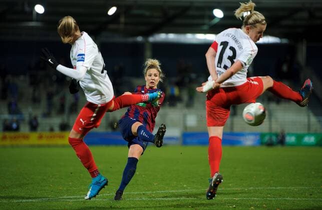 Bilder des Tages - SPORT Fussball Frauen 1.Bundesliga 30.10.2017 6. Spieltag Potsdam Karl Liebknecht Stadion 1 FFC Turbine Potsdam geg 1 FFC Frankfurt 1 : 1 vlnr Ana Maria CRNOGORCEVIC 21 FFC Svenja HUTH 9 Turbine Marith PRIESSEN 13 FFC Foto camera 4 Eberhard Thonfeld