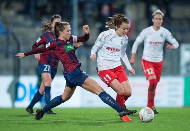 vl: Lia Joelle Waelti (POT), Tanja Pawollek (FFC) Fussball Frauen 1.Bundesliga Saison 2017 2018, 6.Spieltag: 1.FFC Turbine Potsdam - 1.FFC Frankfurt in Potsdam, Deutschland am 30.10.2017,