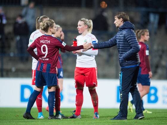 Nach dem Spielende: Cheftrainer Matthias Rudolph (r POT) klatscht mit Svenja Huth (9 POT) ab. Das Spiel endet 1:1 Unendschieden. Fussball Frauen 1.Bundesliga Saison 2017 2018, 6.Spieltag: 1.FFC Turbine Potsdam - 1.FFC Frankfurt in Potsdam, Deutschland am 30.10.2017,