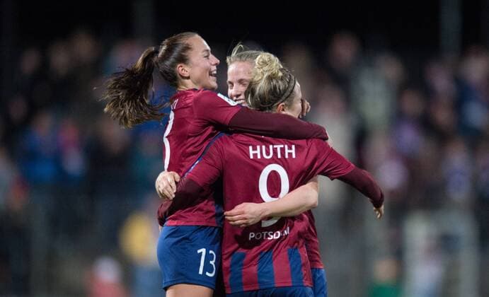 Jubel nach dem Tor zum 1:0: Lia Joelle Waelti, Tabea Kemme und Torschuetzin Svenja Huth (vl allePOT) Fussball Frauen 1.Bundesliga Saison 2017 2018, 6.Spieltag: 1.FFC Turbine Potsdam - 1.FFC Frankfurt in Potsdam, Deutschland am 30.10.2017,