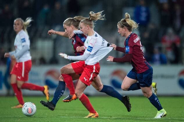 vl: Tabea Kemme (POT), Jackie Groenen (FFC), Elise Kellond-Knight (POT) Fussball Frauen 1.Bundesliga Saison 2017 2018, 6.Spieltag: 1.FFC Turbine Potsdam - 1.FFC Frankfurt in Potsdam, Deutschland am 30.10.2017,