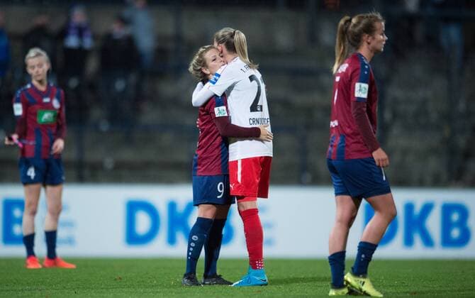 Nach dem Spielende: Ana-Maria Crnogorcevic (FFC) umarmt Svenja Huth (9 POT). Das Spiel endet 1:1 Unendschieden. Fussball Frauen 1.Bundesliga Saison 2017 2018, 6.Spieltag: 1.FFC Turbine Potsdam - 1.FFC Frankfurt in Potsdam, Deutschland am 30.10.2017,