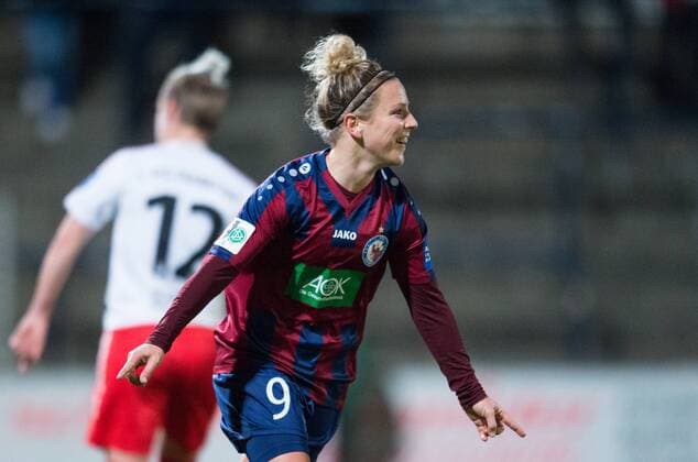 Jubel nach dem Tor zum 1:0: Torschuetzin Svenja Huth (POT) jubelt. Fussball Frauen 1.Bundesliga Saison 2017 2018, 6.Spieltag: 1.FFC Turbine Potsdam - 1.FFC Frankfurt in Potsdam, Deutschland am 30.10.2017,