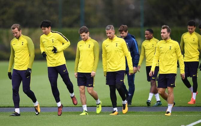 Tottenham Hotspur Training Harry Kane leads out his team mates during the Tottenham Hotspur training session at Hotspur Way, Enfield Content Not Available For UK Newspapers Copyright: xSimonxDaelx FIL-10887-0001