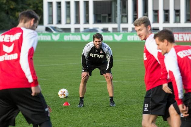 Jan-Benjamin Kugel (Athletiktrainer, 1. FC Köln) beobachtet das Trainings seiner Trainingsgruppe Training 1. FC Köln, Fussball, 1. Bundesliga, 30.10.17 Köln NRW Deutschland Trainingsgelaende 1. FC Köln