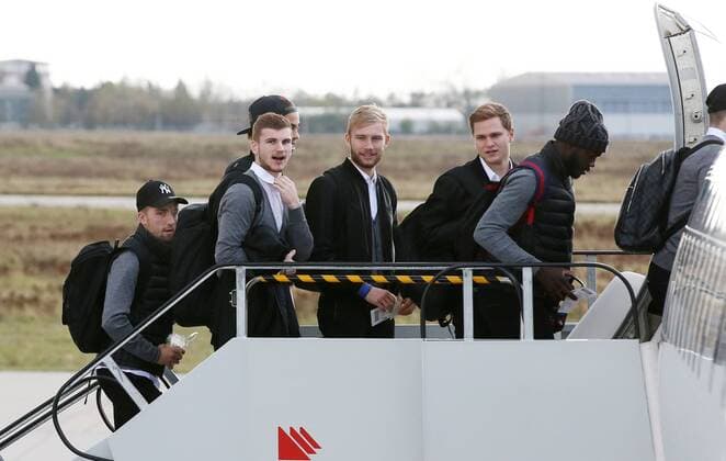 RB Leipzig Airport Champions League Leipzig, 31.10.2017, Flughafen Halle - Leipzig, Fussball, UEFA Champions League, Gruppe G, 4.Spieltag, FC Porto vs. RB Leipzig , RB Leipzig - Abflug der Mannschaft nach Porto. Im Bild v.l.: Kevin Kampl, Timo Werner, Yussuf Poulsen (verdeckt), Konrad Laimer, Benno Schmitz und Dayot Upamecano. ,