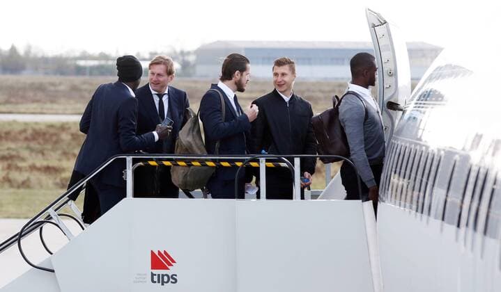 RB Leipzig Airport Champions League Leipzig, 31.10.2017, Flughafen Halle - Leipzig, Fussball, UEFA Champions League, Gruppe G, 4.Spieltag, FC Porto vs. RB Leipzig , RB Leipzig - Abflug der Mannschaft nach Porto. Im Bild v.l.: Teambetreuer Babacar N Diaye, Trainer Ralph Hasenhüttl Hasenhuettl, Teambetreuer Per Nilsson, Willy Orban und Torwart Yvon Mvogo (alle RB Leipzig). ,