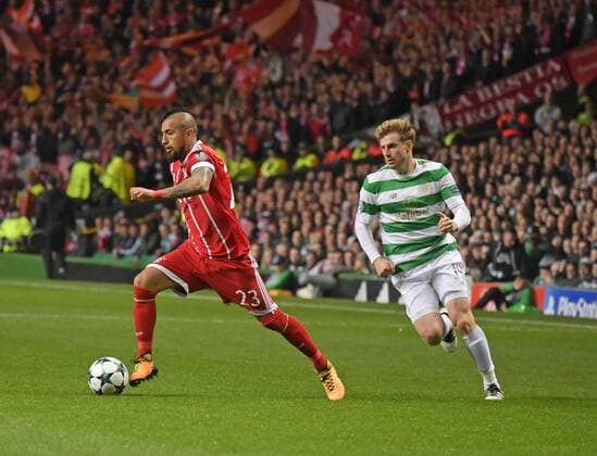 31.10.2017, Fussball UEFA Champions League 2017 2018, Gruppenphase, 4.Spieltag, Celtic Glasgow - FC Bayern München, im Celtic-Park Stadion Glasgow, Schottland. v.li: Arturo Vidal (FC Bayern München) gegen Stuart Armstrong (Celtic Glasgow)