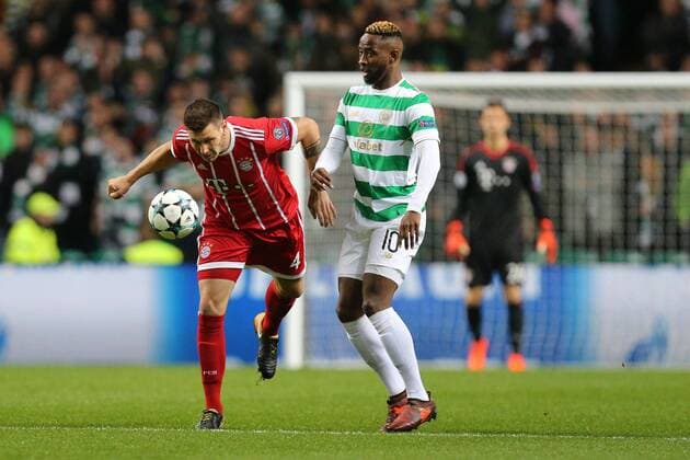 l-r: im Zweikampf, Aktion, mit Niklas Suele 4 (FC Bayern Muenchen) und Moussa Dembele 10 (Celtic Glasgow), Celtic Glasgow vs. FC Bayern Muenchen, Fussball, Vorrunde, Champions League, 31.10.2017 Glasgow Glasgow Schottland