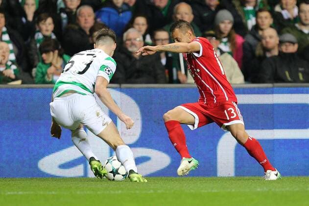 l-r: im Zweikampf, Aktion, mit Kieran Tierney 63 (Celtic Glasgow) und Rafinha 13 (FC Bayern Muenchen), Celtic Glasgow vs. FC Bayern Muenchen, Fussball, Vorrunde, Champions League, 31.10.2017 Glasgow Glasgow Schottland