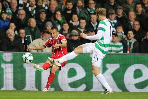 l-r: im Zweikampf, Aktion, mit Rafinha 13 (FC Bayern Muenchen) und Stuart Armstrong 14 (Celtic Glasgow), Celtic Glasgow vs. FC Bayern Muenchen, Fussball, Vorrunde, Champions League, 31.10.2017 Glasgow Glasgow Schottland