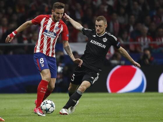 Atletico de Madrid s midfielder Saul Niguez (L) and Qarabag s defender Maksim Medvedev vie for the ball during the UEFA Champions League groups phase match between Atletico de Madrid and Qarabag at the Wanda Metropolitano stadium in Madrid, Spain, 31 October 2017. Atletico de Madrid vs. Qarabag !ACHTUNG: NUR REDAKTIONELLE NUTZUNG!  Copyright: xJuanJoxMartinx MAD002 20171031-636450808114399195