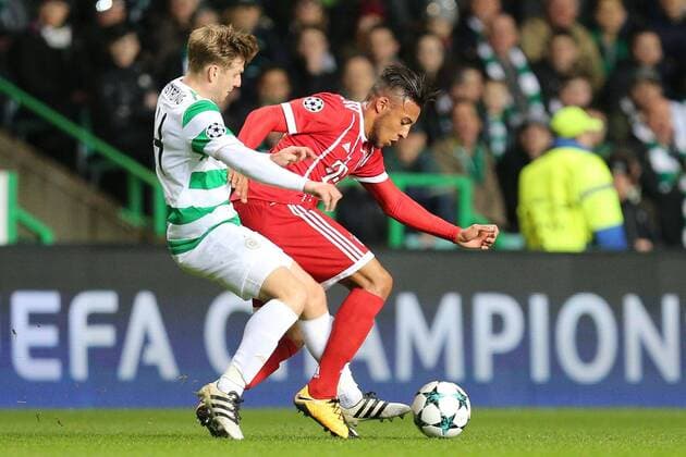 l-r: im Zweikampf, Aktion, mit Stuart Armstrong 14 (Celtic Glasgow) und Corentin Tolisso 24 (FC Bayern Muenchen), Celtic Glasgow vs. FC Bayern Muenchen, Fussball, Vorrunde, Champions League, 31.10.2017 Glasgow Glasgow Schottland