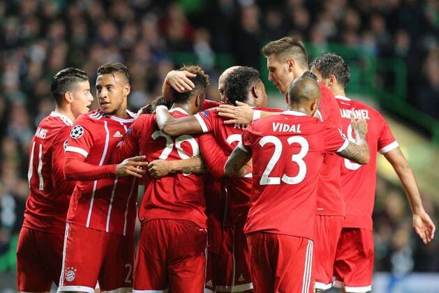 die Mannschaft freut sich ueber das Tor von Kingsley Coman 29 (FC Bayern Muenchen) zum 0:1, James Rodriguez 11 (FC Bayern Muenchen) , Corentin Tolisso 24 (FC Bayern Muenchen), Arturo Vidal 23 (FC Bayern Muenchen), Niklas Suele 4 (FC Bayern Muenchen), Celtic Glasgow vs. FC Bayern Muenchen, Fussball, Vorrunde, Champions League, 31.10.2017 Glasgow Glasgow Schottland