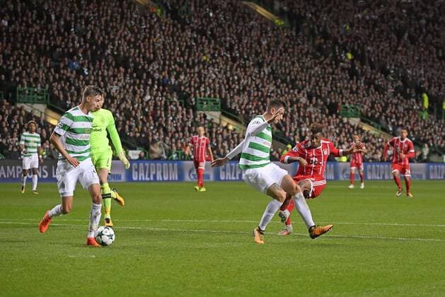 31.10.2017, Fussball UEFA Champions League 2017 2018, Gruppenphase, 4.Spieltag, Celtic Glasgow - FC Bayern München, im Celtic-Park Stadion Glasgow, Schottland. Kingsley Coman (re, Bayern München) Torschuss zum 1:0, der Torwart Craig Gordon (li, Celtic Glasgow) ist ausgespielt und kann nur zusehen.