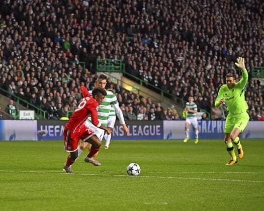 31.10.2017, Fussball UEFA Champions League 2017 2018, Gruppenphase, 4.Spieltag, Celtic Glasgow - FC Bayern München, im Celtic-Park Stadion Glasgow, Schottland. Kurz vor dem Tor, Kingsley Coman (li, Bayern München) hat Torwart Craig Gordon (re, Celtic Glasgow) ausgespielt.