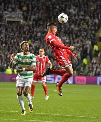 31.10.2017, Fussball UEFA Champions League 2017 2018, Gruppenphase, 4.Spieltag, Celtic Glasgow - FC Bayern München, im Celtic-Park Stadion Glasgow, Schottland. v.li: Scott Sinclair (Celtic Glasgow) gegen Corentin Tolisso (FC Bayern München).